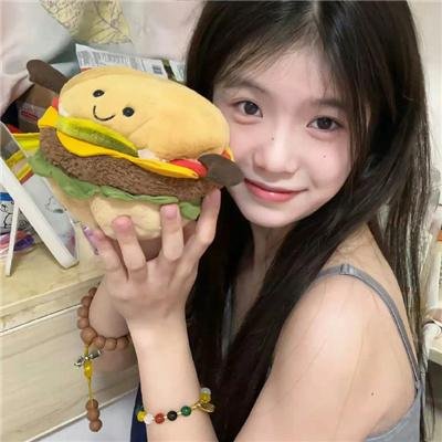 随盲柳入眠的女人
